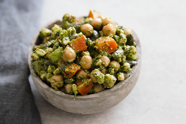 Pois chiches, thon blanc et laitue de mer en salade