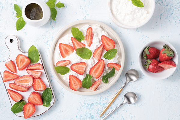 Poêlée de fraises au poivre et balsamique, fromage frais au citron vert