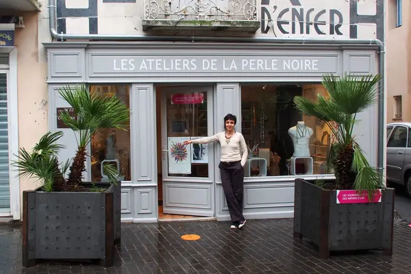 Exposition de bijoux et accessoires de mode